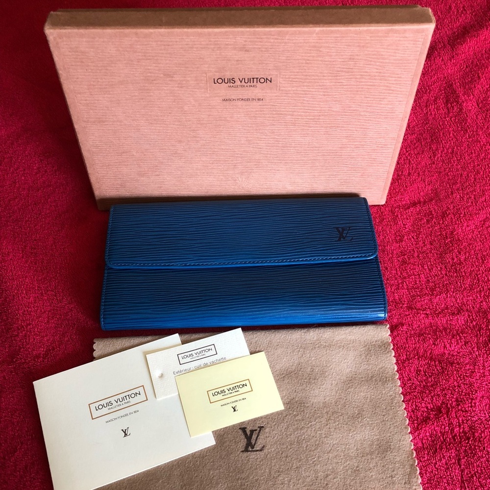❤️ SOLD ❤️ Authentic Louis Vuitton Blue Epi Wallet